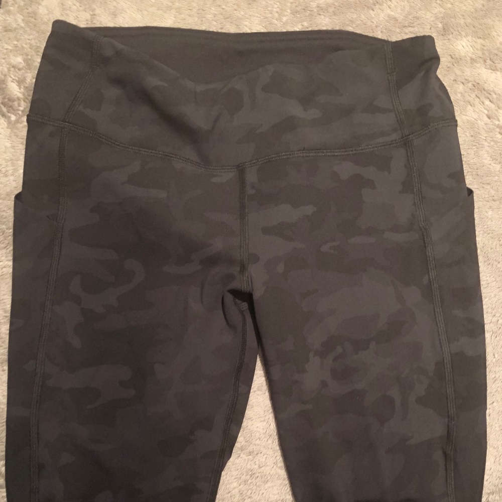 Lululemon Pace Rival 22” Crop - Grey/Black Camo